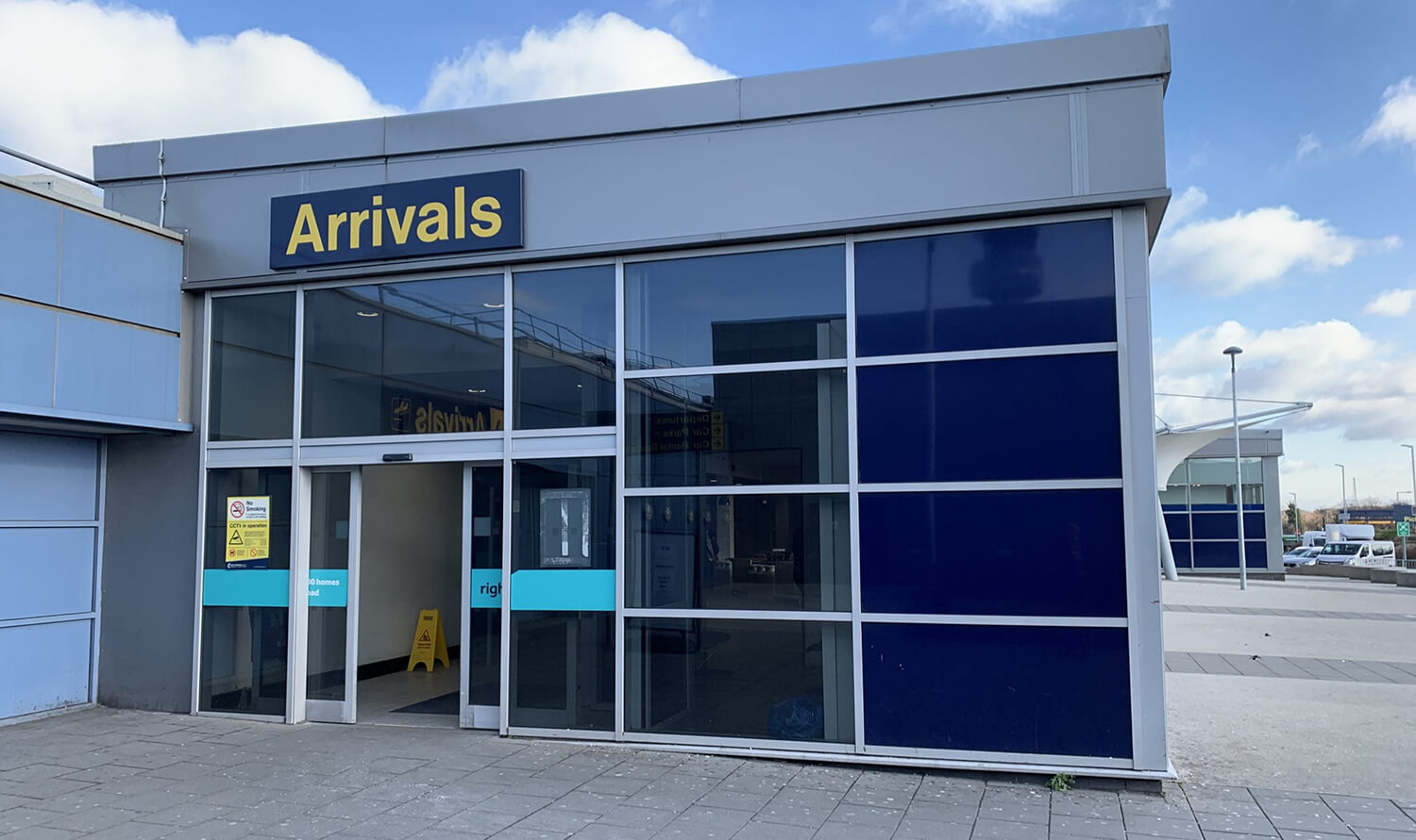 East Midlands airport live arrivals